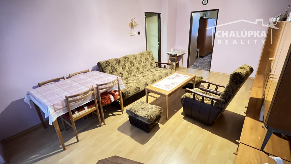 Tehlový 3-izbový byt s lodžiou, vl. kúrenie, veľký dvor, Nemšová časť Kľúčové