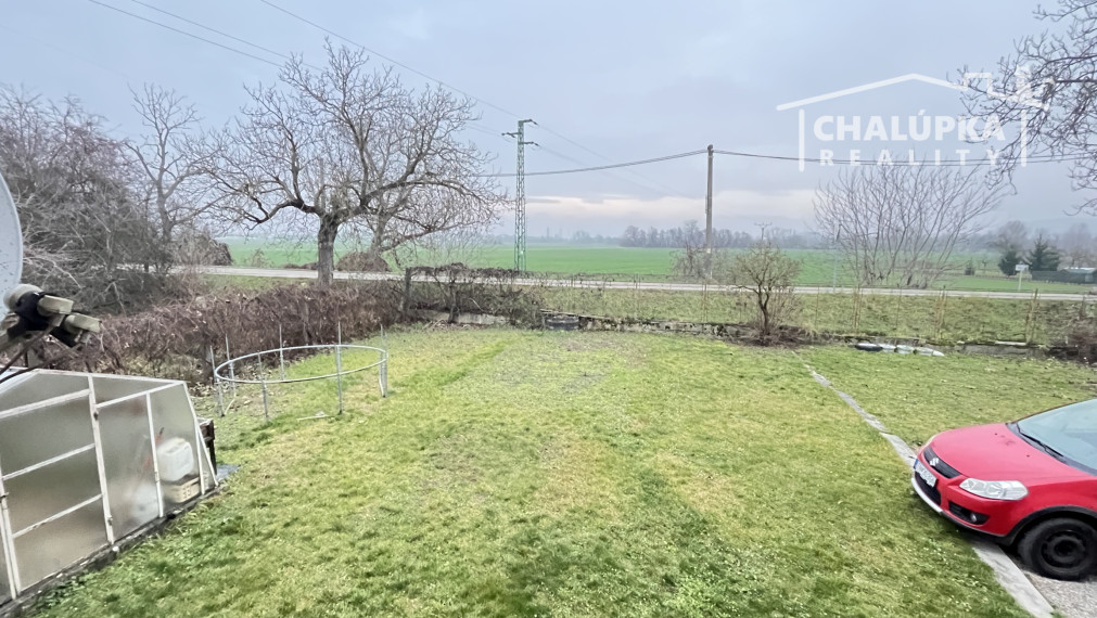 Tehlový 3-izbový byt s lodžiou, vl. kúrenie, veľký dvor, Nemšová časť Kľúčové