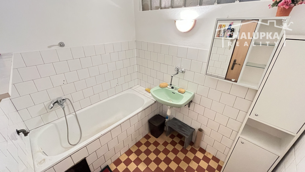 Tehlový 3-izbový byt s lodžiou, vl. kúrenie, veľký dvor, Nemšová časť Kľúčové