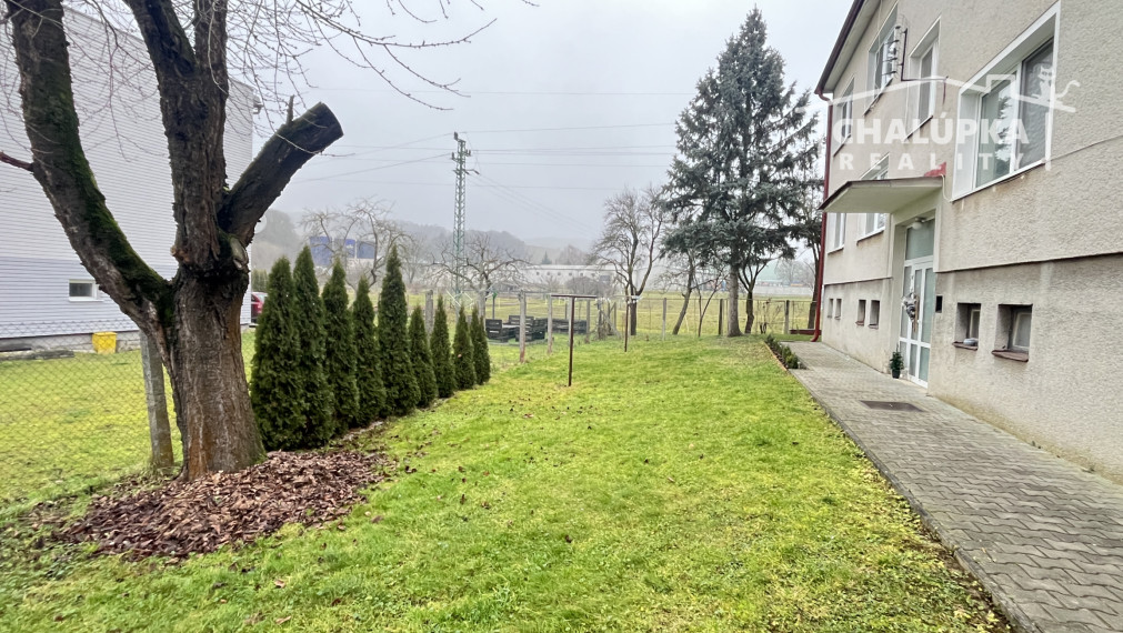 Tehlový 3-izbový byt s lodžiou, vl. kúrenie, veľký dvor, Nemšová časť Kľúčové