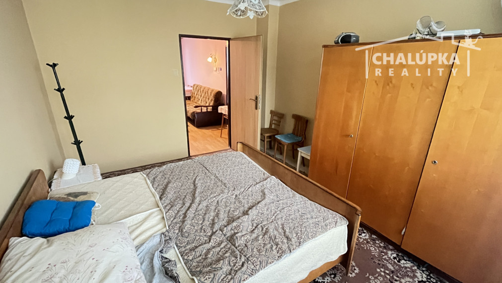 Tehlový 3-izbový byt s lodžiou, vl. kúrenie, veľký dvor, Nemšová časť Kľúčové