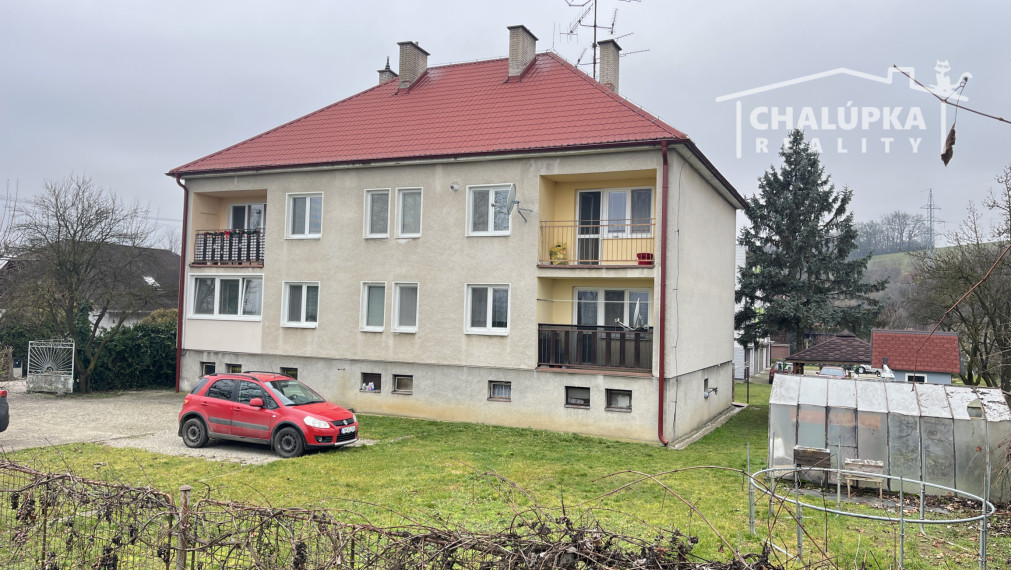 Tehlový 3-izbový byt s lodžiou, vl. kúrenie, veľký dvor, Nemšová časť Kľúčové