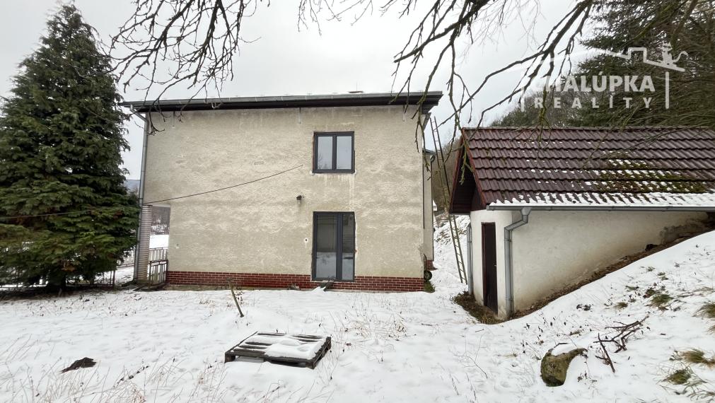 Veľký dom 7+1 s garážou a 1784 m2 pozemkom v Prašníku pri Piešťanoch