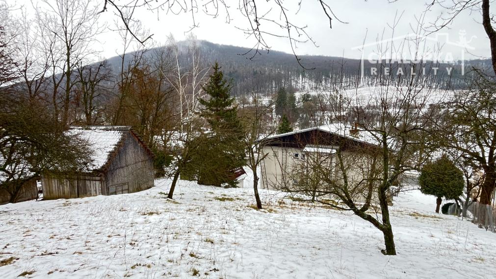 Veľký dom 7+1 s garážou a 1784 m2 pozemkom v Prašníku pri Piešťanoch