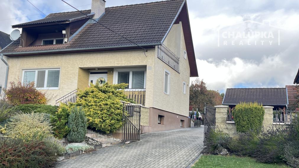 Rodinný dom 6+1 s garážou, 2-prístreškom a krásnym 2066 m2 pozemkom, Dubodiel