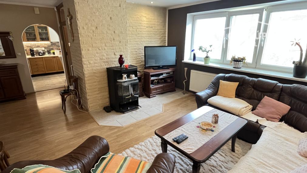 Rodinný dom 6+1 s garážou, 2-prístreškom a krásnym 2066 m2 pozemkom, Dubodiel