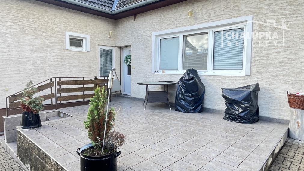 Rodinný dom 6+1 s garážou, 2-prístreškom a krásnym 2066 m2 pozemkom, Dubodiel