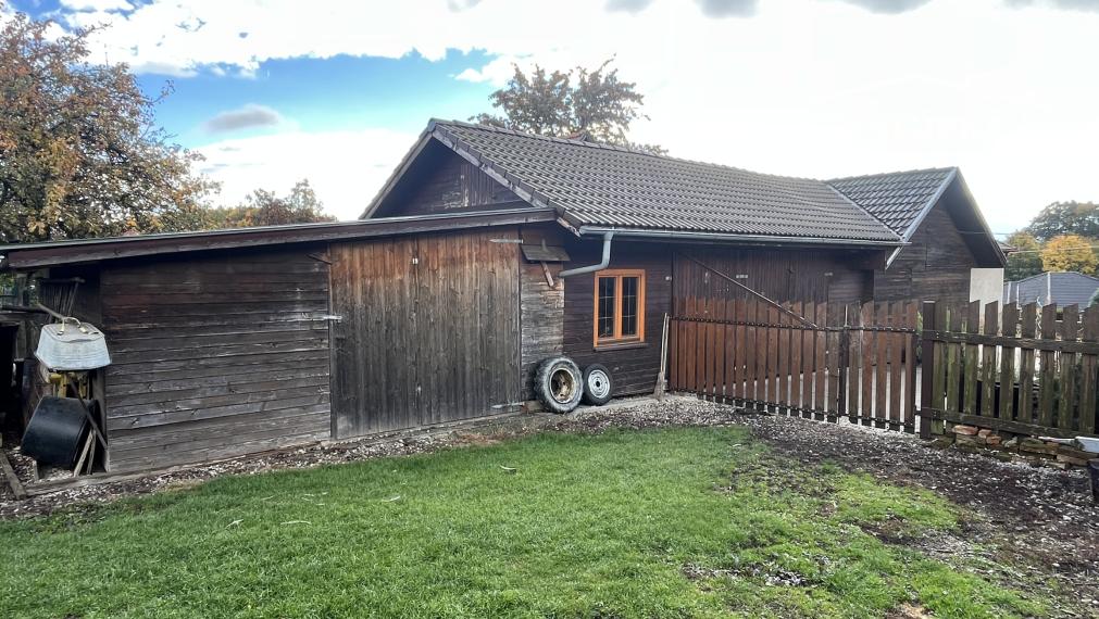 Rodinný dom 6+1 s garážou, 2-prístreškom a krásnym 2066 m2 pozemkom, Dubodiel