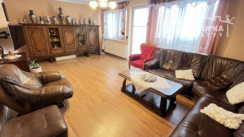 RD s 2 bytovými jednotkami (2x 3+1), 2 garážami, jazierkom a 1192 m2 pozemkom, Svinná