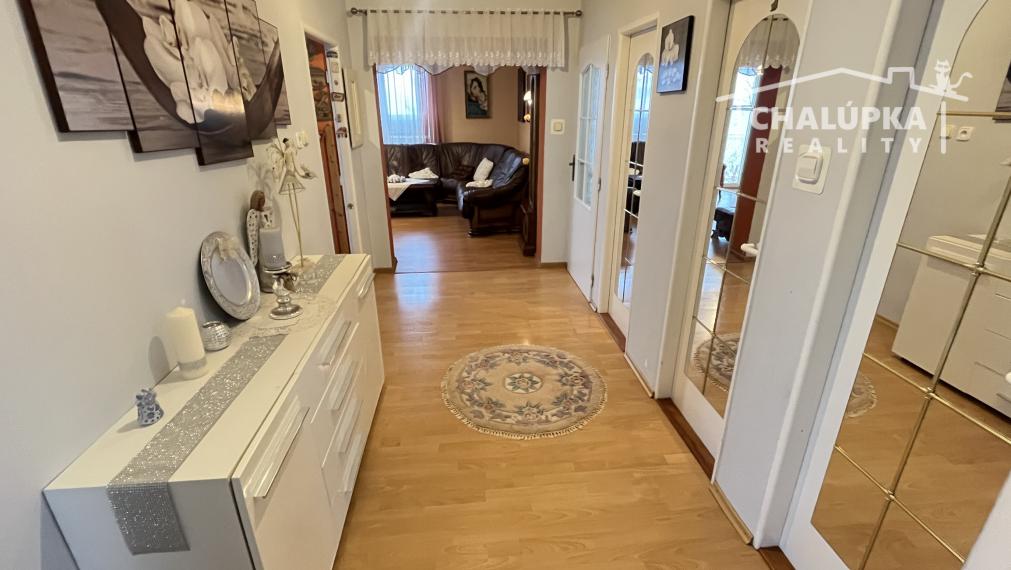 RD s 2 bytovými jednotkami (2x 3+1), 2 garážami, jazierkom a 1192 m2 pozemkom, Svinná