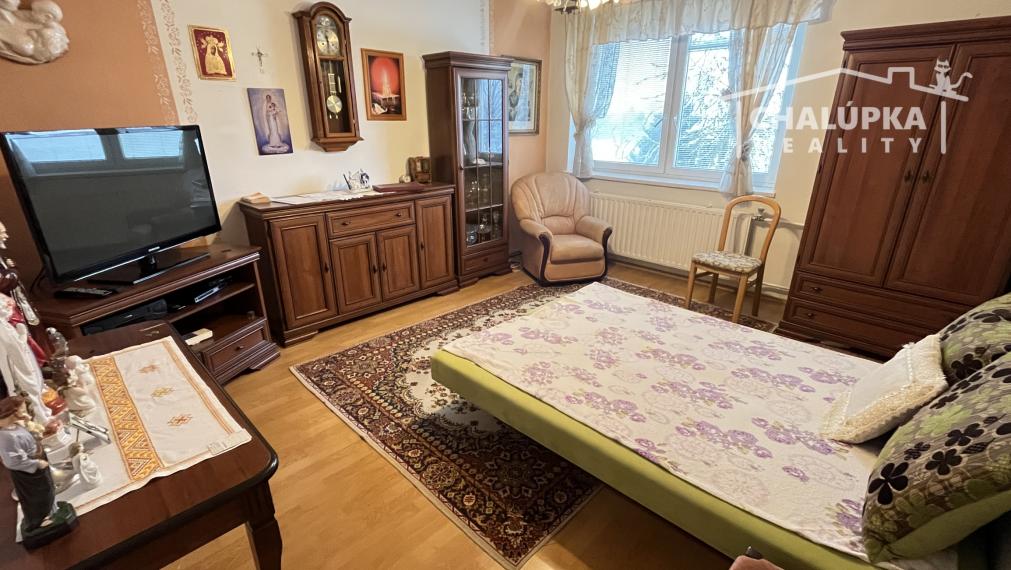 RD s 2 bytovými jednotkami (2x 3+1), 2 garážami, jazierkom a 1192 m2 pozemkom, Svinná