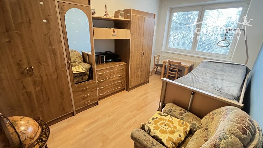 RD s 2 bytovými jednotkami (2x 3+1), 2 garážami, jazierkom a 1192 m2 pozemkom, Svinná