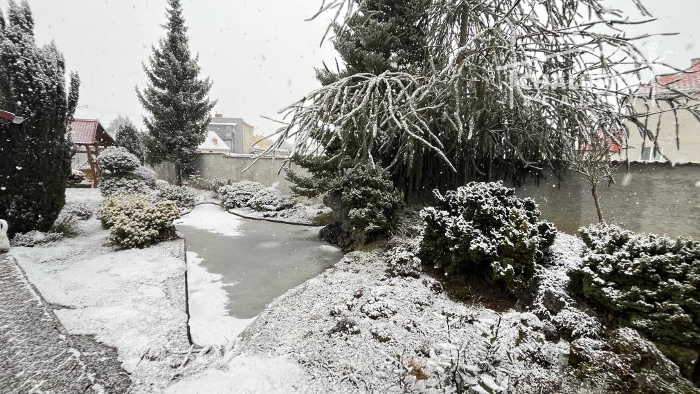 RD s 2 bytovými jednotkami (2x 3+1), 2 garážami, jazierkom a 1192 m2 pozemkom, Svinná