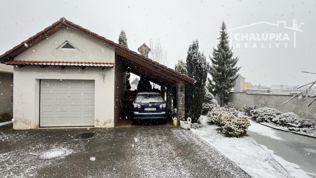 RD s 2 bytovými jednotkami (2x 3+1), 2 garážami, jazierkom a 1192 m2 pozemkom, Svinná