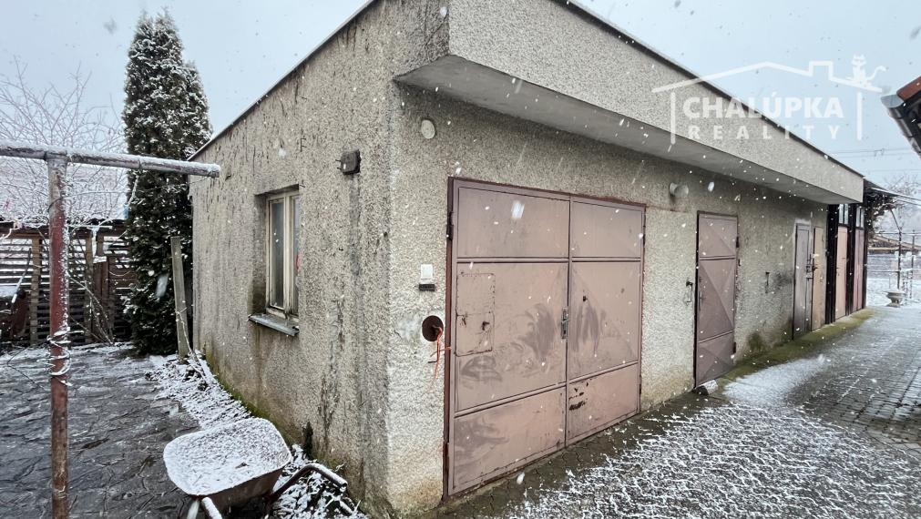 RD s 2 bytovými jednotkami (2x 3+1), 2 garážami, jazierkom a 1192 m2 pozemkom, Svinná