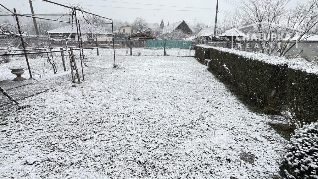 RD s 2 bytovými jednotkami (2x 3+1), 2 garážami, jazierkom a 1192 m2 pozemkom, Svinná