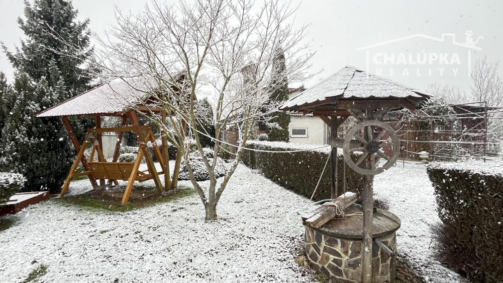 RD s 2 bytovými jednotkami (2x 3+1), 2 garážami, jazierkom a 1192 m2 pozemkom, Svinná