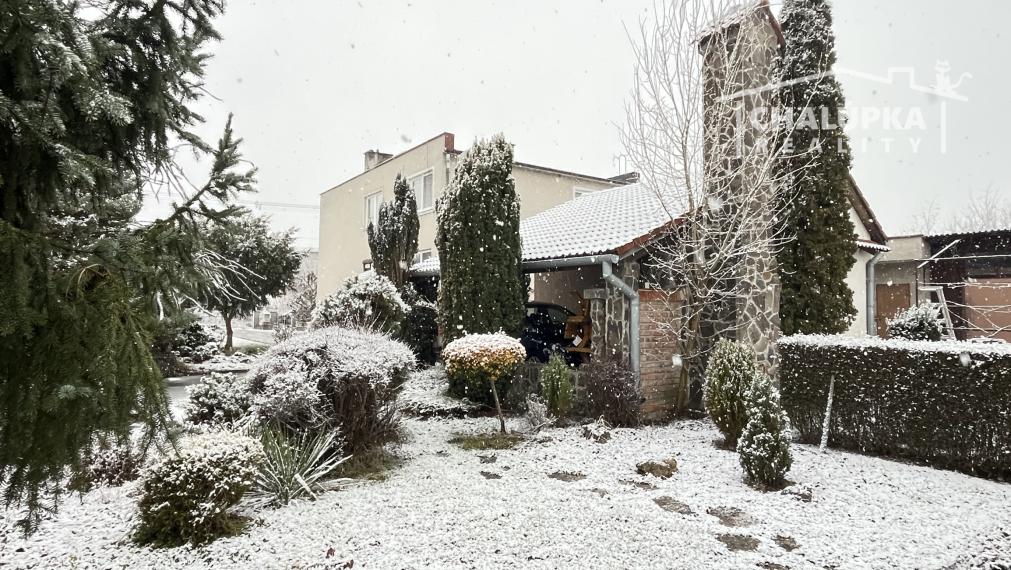 RD s 2 bytovými jednotkami (2x 3+1), 2 garážami, jazierkom a 1192 m2 pozemkom, Svinná