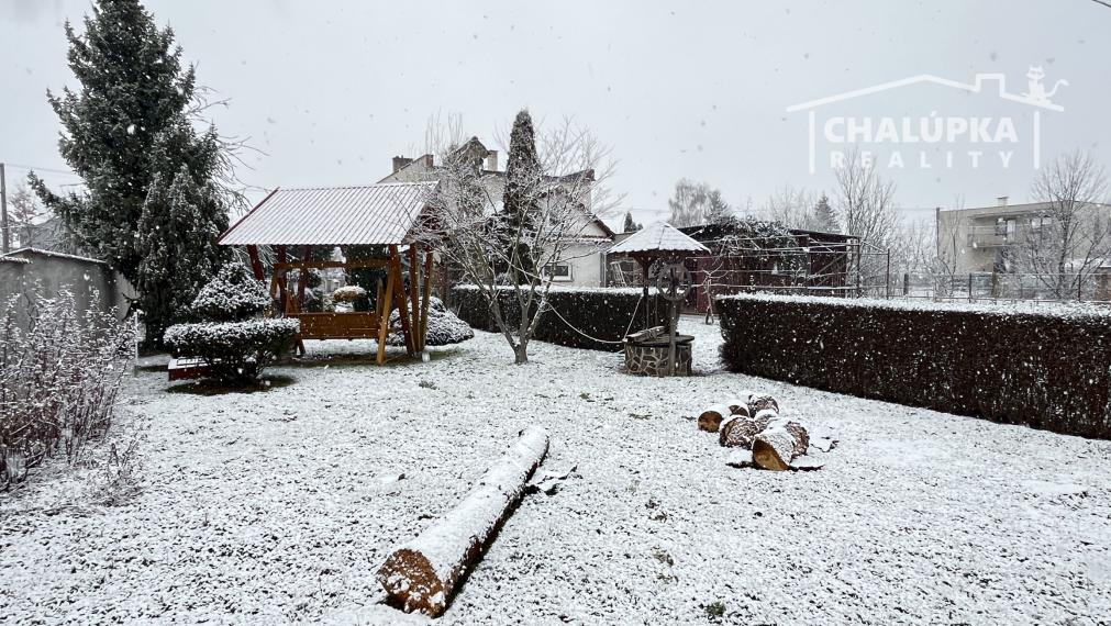 RD s 2 bytovými jednotkami (2x 3+1), 2 garážami, jazierkom a 1192 m2 pozemkom, Svinná