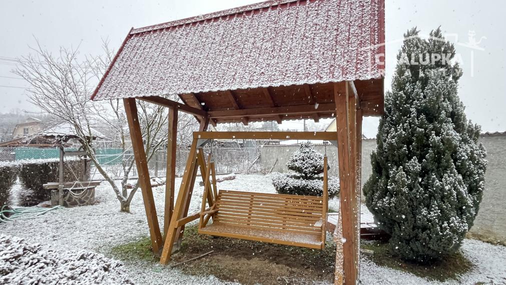 RD s 2 bytovými jednotkami (2x 3+1), 2 garážami, jazierkom a 1192 m2 pozemkom, Svinná