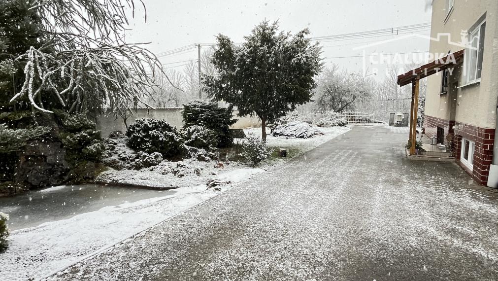 RD s 2 bytovými jednotkami (2x 3+1), 2 garážami, jazierkom a 1192 m2 pozemkom, Svinná