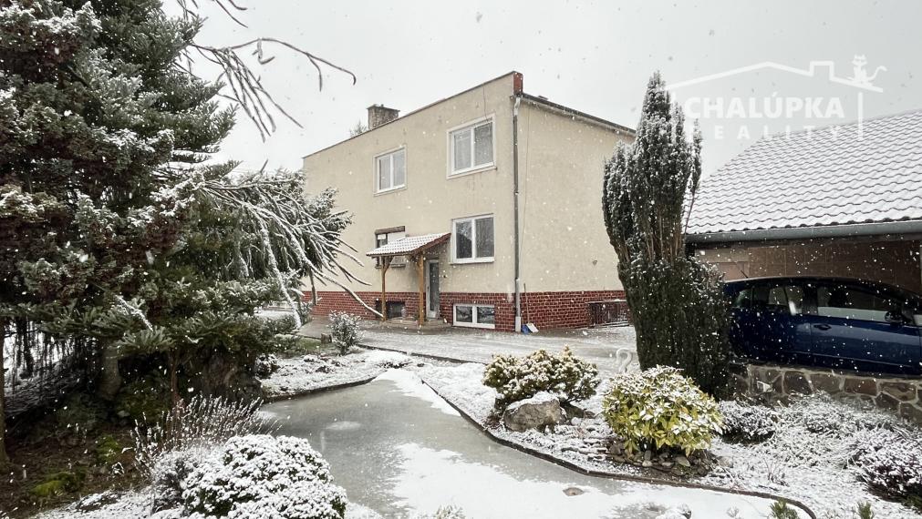 RD s 2 bytovými jednotkami (2x 3+1), 2 garážami, jazierkom a 1192 m2 pozemkom, Svinná