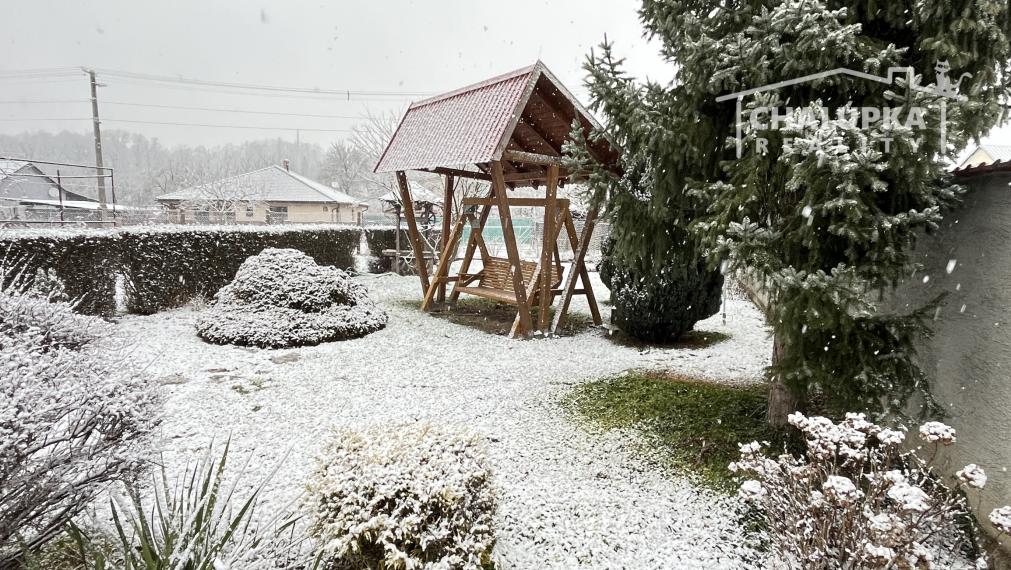 RD s 2 bytovými jednotkami (2x 3+1), 2 garážami, jazierkom a 1192 m2 pozemkom, Svinná