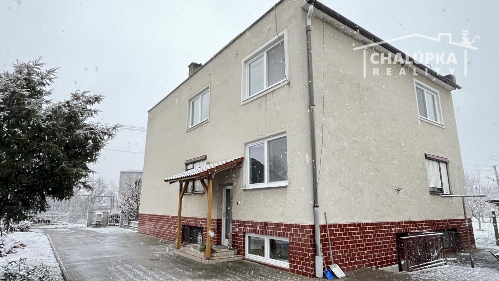 RD s 2 bytovými jednotkami (2x 3+1), 2 garážami, jazierkom a 1192 m2 pozemkom, Svinná