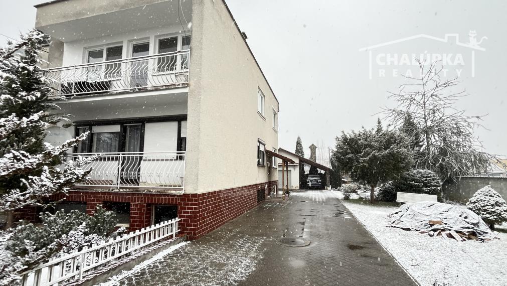 RD s 2 bytovými jednotkami (2x 3+1), 2 garážami, jazierkom a 1192 m2 pozemkom, Svinná