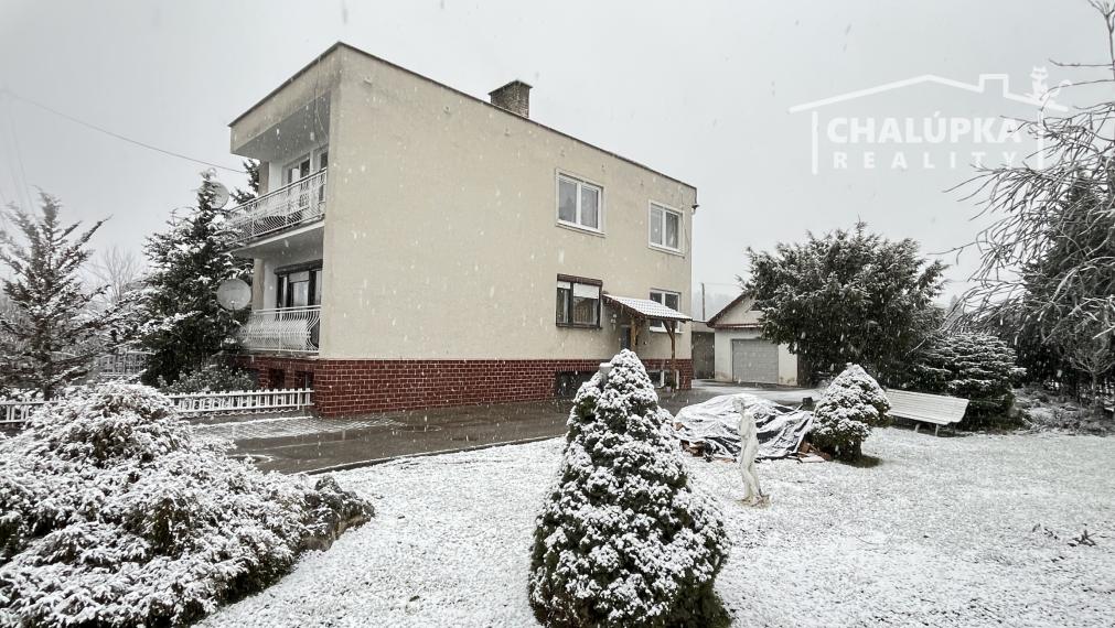 RD s 2 bytovými jednotkami (2x 3+1), 2 garážami, jazierkom a 1192 m2 pozemkom, Svinná