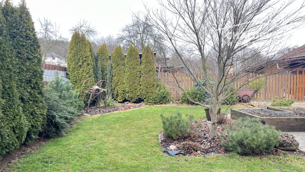 Rodinný dom 6+1 s garážou, 2-prístreškom a krásnym 2066 m2 pozemkom, Dubodiel