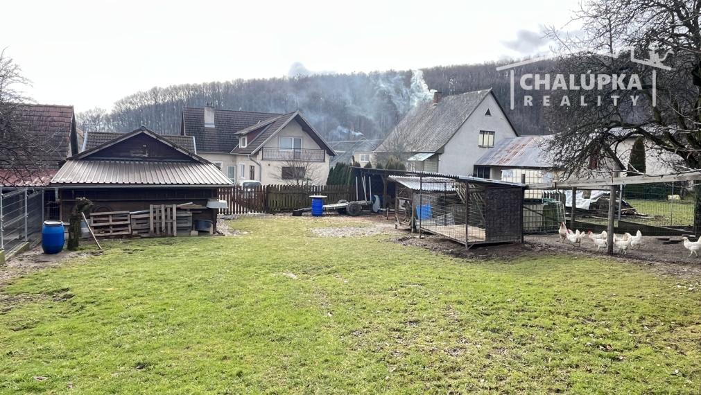 Rodinný dom 6+1 s garážou, 2-prístreškom a krásnym 2066 m2 pozemkom, Dubodiel