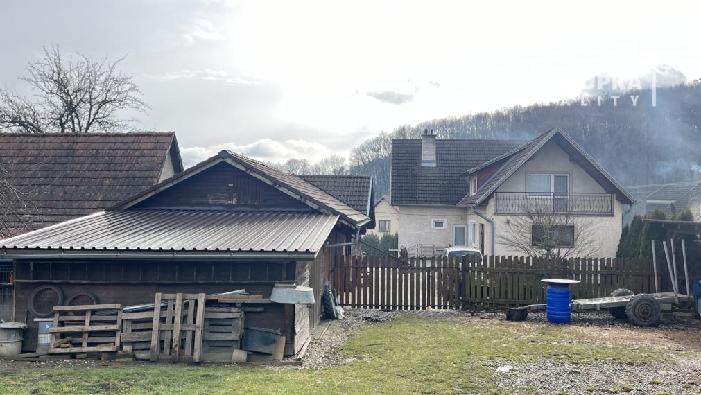 Rodinný dom 6+1 s garážou, 2-prístreškom a krásnym 2066 m2 pozemkom, Dubodiel