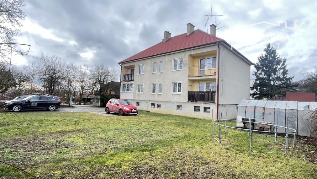 Tehlový 3-izbový byt s lodžiou, vl. kúrenie, veľký dvor, Nemšová časť Kľúčové