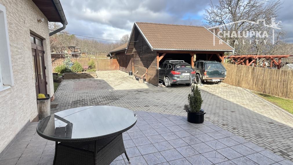 Rodinný dom 6+1 s garážou, 2-prístreškom a krásnym 2066 m2 pozemkom, Dubodiel