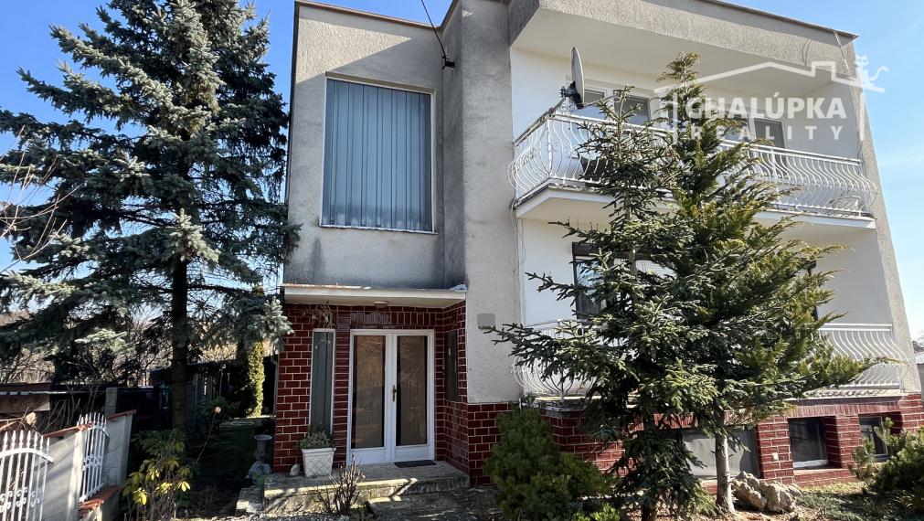 RD s 2 bytovými jednotkami (2x 3+1), 2 garážami, jazierkom a 1192 m2 pozemkom, Svinná