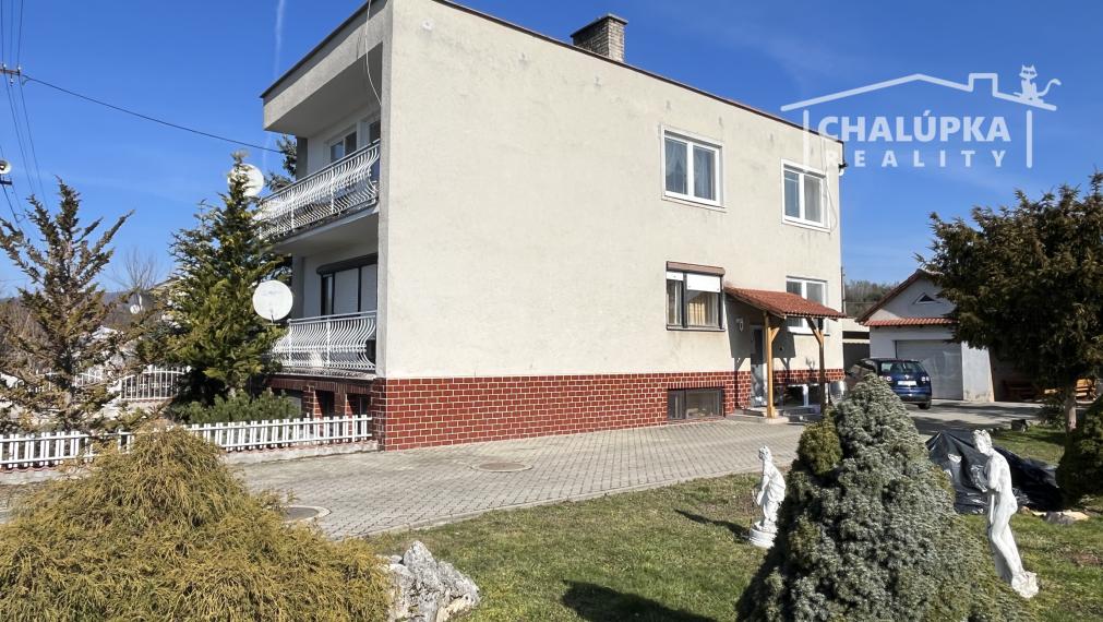 RD s 2 bytovými jednotkami (2x 3+1), 2 garážami, jazierkom a 1192 m2 pozemkom, Svinná