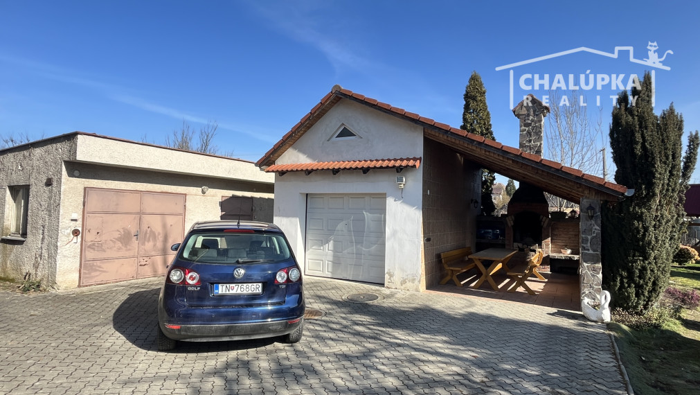 RD s 2 bytovými jednotkami (2x 3+1), 2 garážami, jazierkom a 1192 m2 pozemkom, Svinná