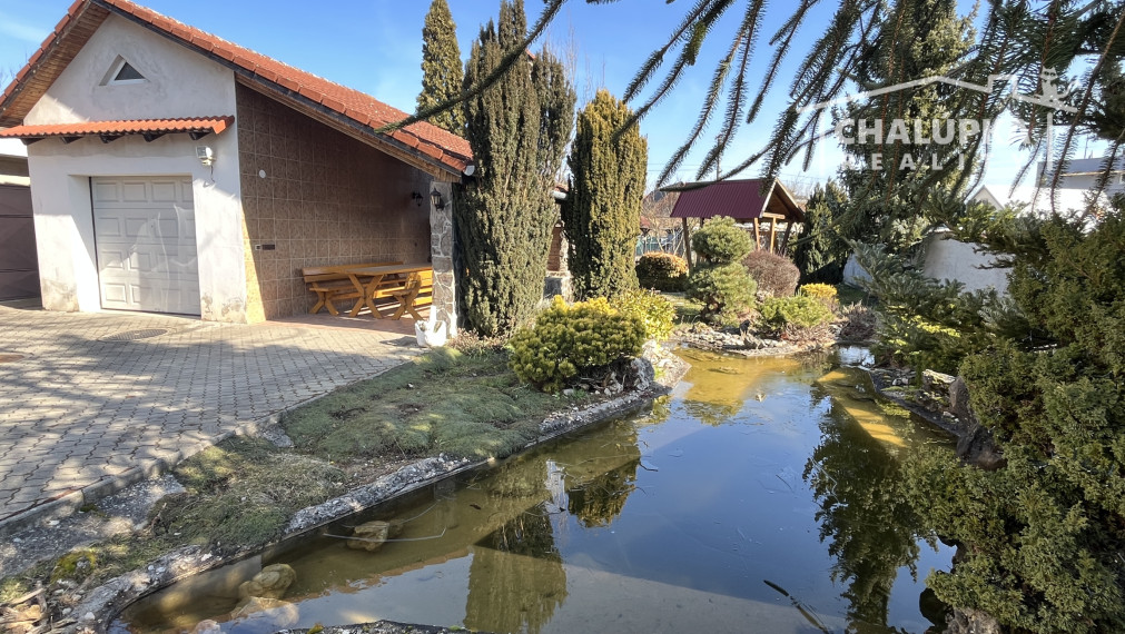 RD s 2 bytovými jednotkami (2x 3+1), 2 garážami, jazierkom a 1192 m2 pozemkom, Svinná