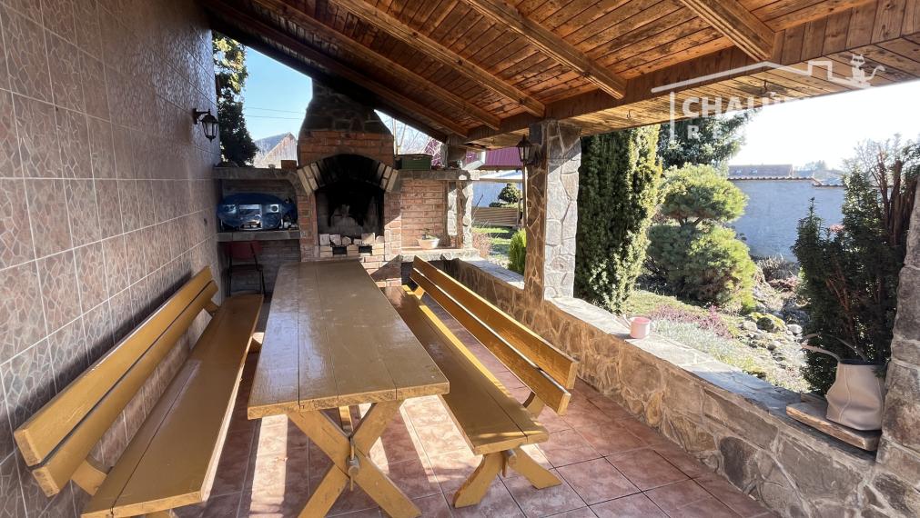 RD s 2 bytovými jednotkami (2x 3+1), 2 garážami, jazierkom a 1192 m2 pozemkom, Svinná