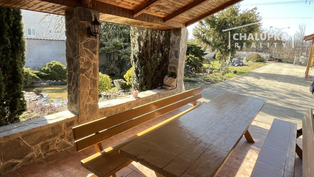 RD s 2 bytovými jednotkami (2x 3+1), 2 garážami, jazierkom a 1192 m2 pozemkom, Svinná