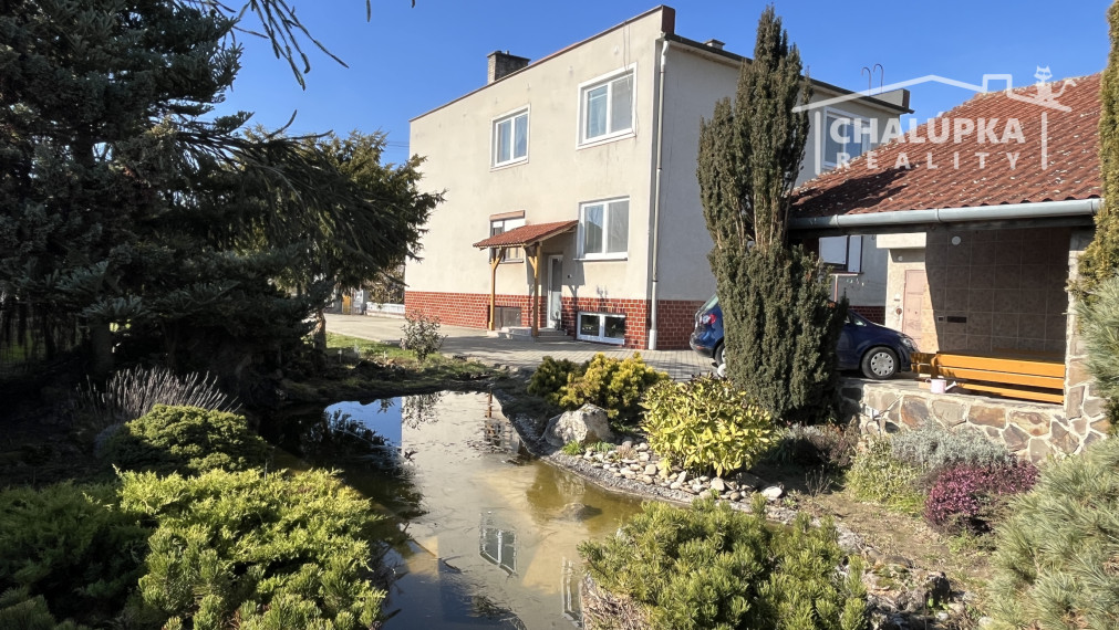 RD s 2 bytovými jednotkami (2x 3+1), 2 garážami, jazierkom a 1192 m2 pozemkom, Svinná