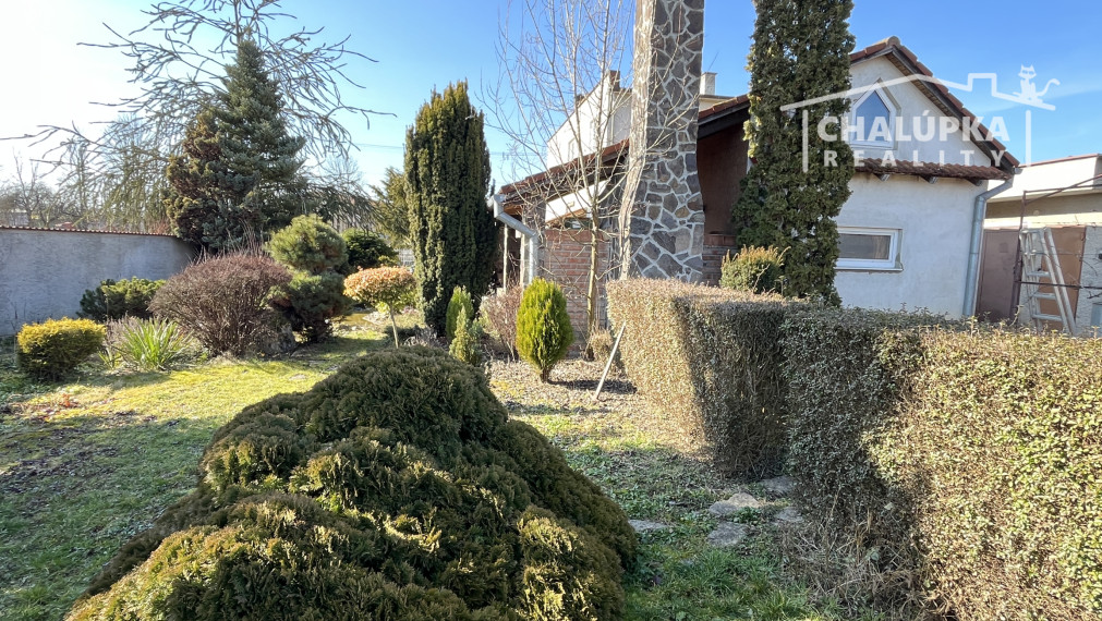 RD s 2 bytovými jednotkami (2x 3+1), 2 garážami, jazierkom a 1192 m2 pozemkom, Svinná