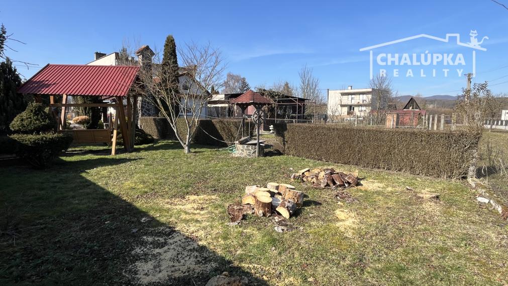 RD s 2 bytovými jednotkami (2x 3+1), 2 garážami, jazierkom a 1192 m2 pozemkom, Svinná