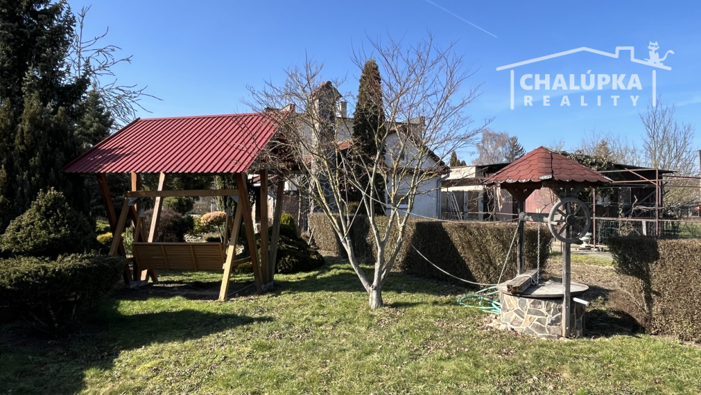 RD s 2 bytovými jednotkami (2x 3+1), 2 garážami, jazierkom a 1192 m2 pozemkom, Svinná