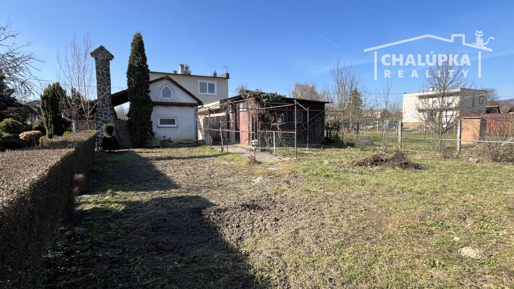 RD s 2 bytovými jednotkami (2x 3+1), 2 garážami, jazierkom a 1192 m2 pozemkom, Svinná