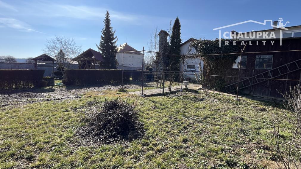 RD s 2 bytovými jednotkami (2x 3+1), 2 garážami, jazierkom a 1192 m2 pozemkom, Svinná