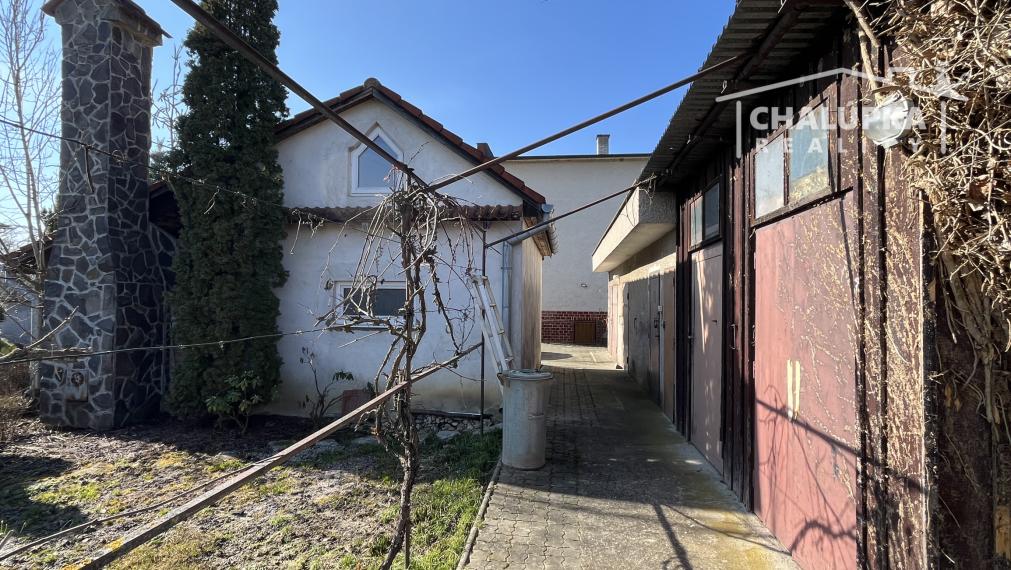 RD s 2 bytovými jednotkami (2x 3+1), 2 garážami, jazierkom a 1192 m2 pozemkom, Svinná