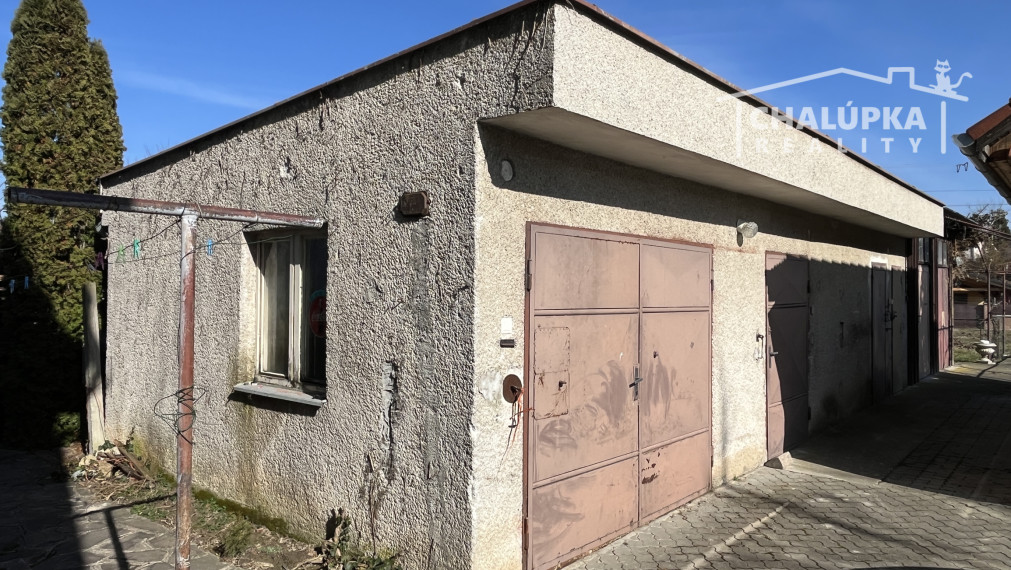 RD s 2 bytovými jednotkami (2x 3+1), 2 garážami, jazierkom a 1192 m2 pozemkom, Svinná