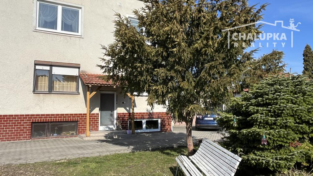 RD s 2 bytovými jednotkami (2x 3+1), 2 garážami, jazierkom a 1192 m2 pozemkom, Svinná